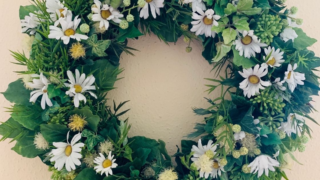 How to Make a Gorgeous Spring Wreath to Embellish Front Door?